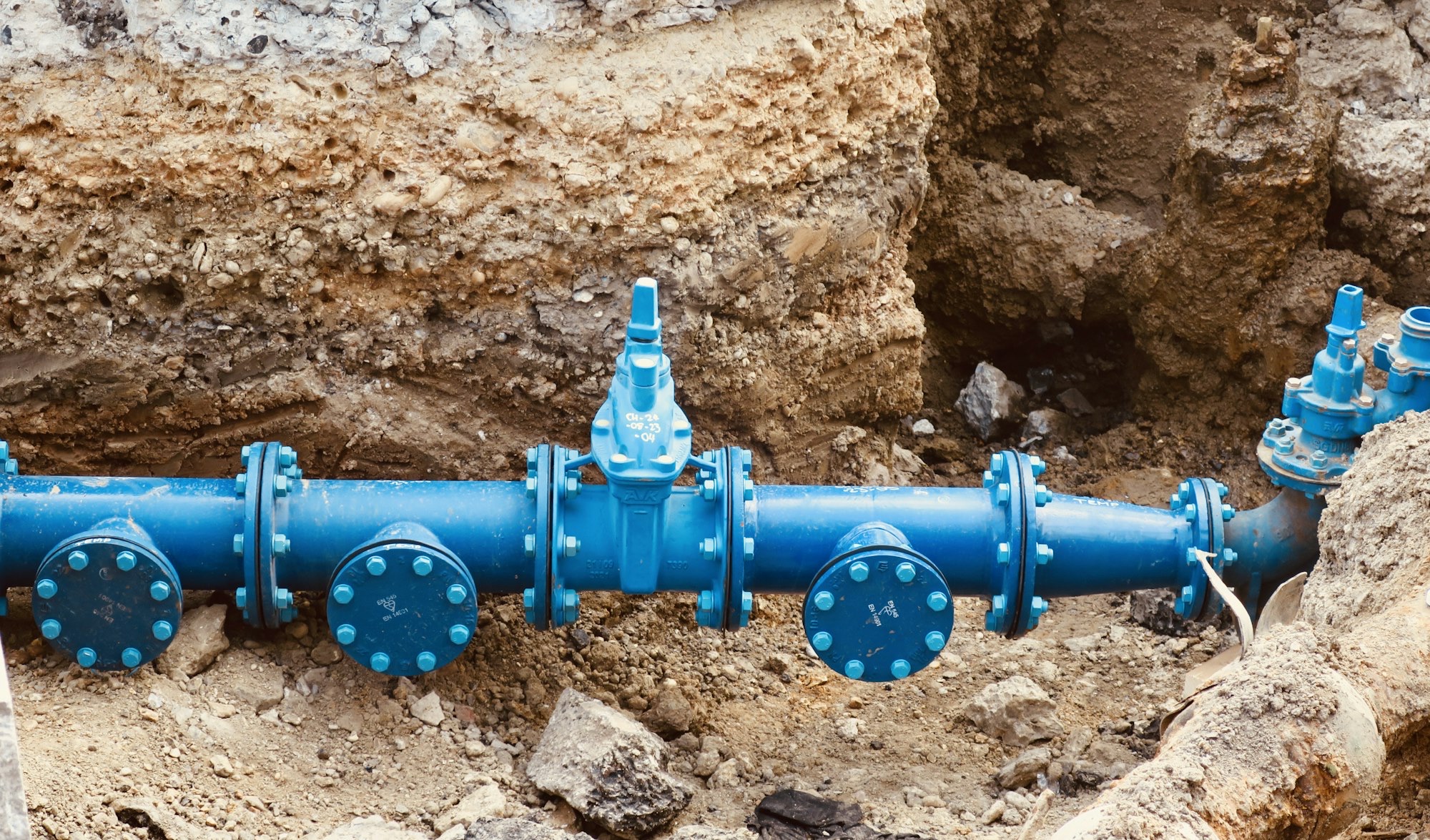 Tubería de red de agua en instalación
